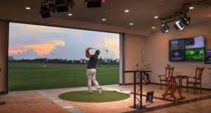 how does a golf simulator work