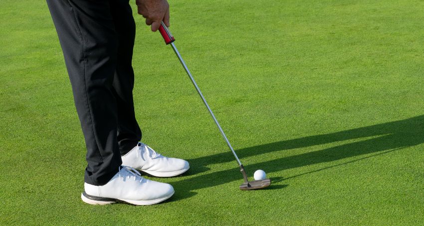 how to grip a putter