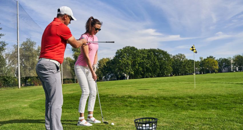 What are the benefits of structured practice routines in golf